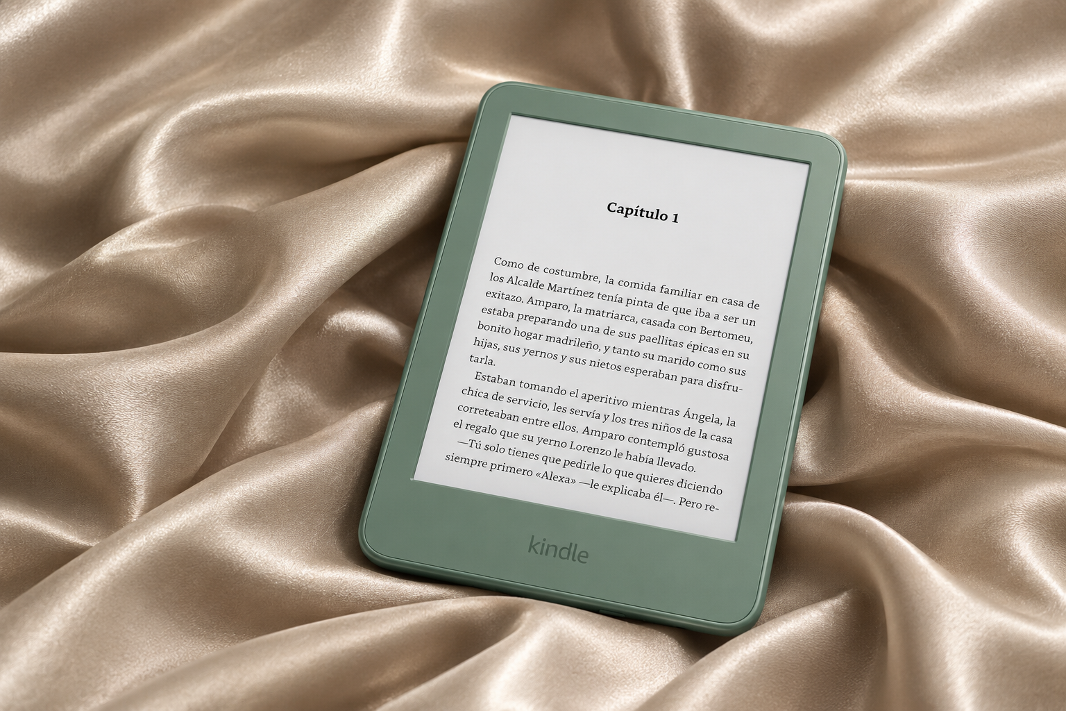 Lector electrónico Amazon Kindle mostrando un libro digital sobre un fondo de tela de seda