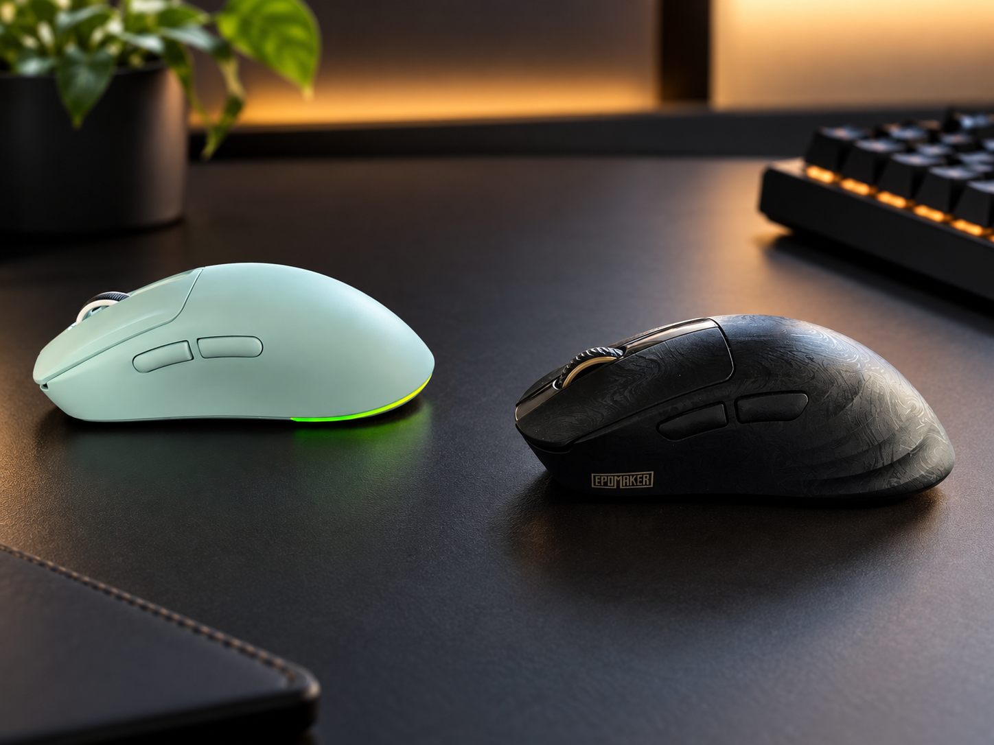 Comparativa de ratones gaming: EPOMAKER NEX Lite con iluminación junto a EPOMAKER Carbonis ultraligero de fibra de carbono