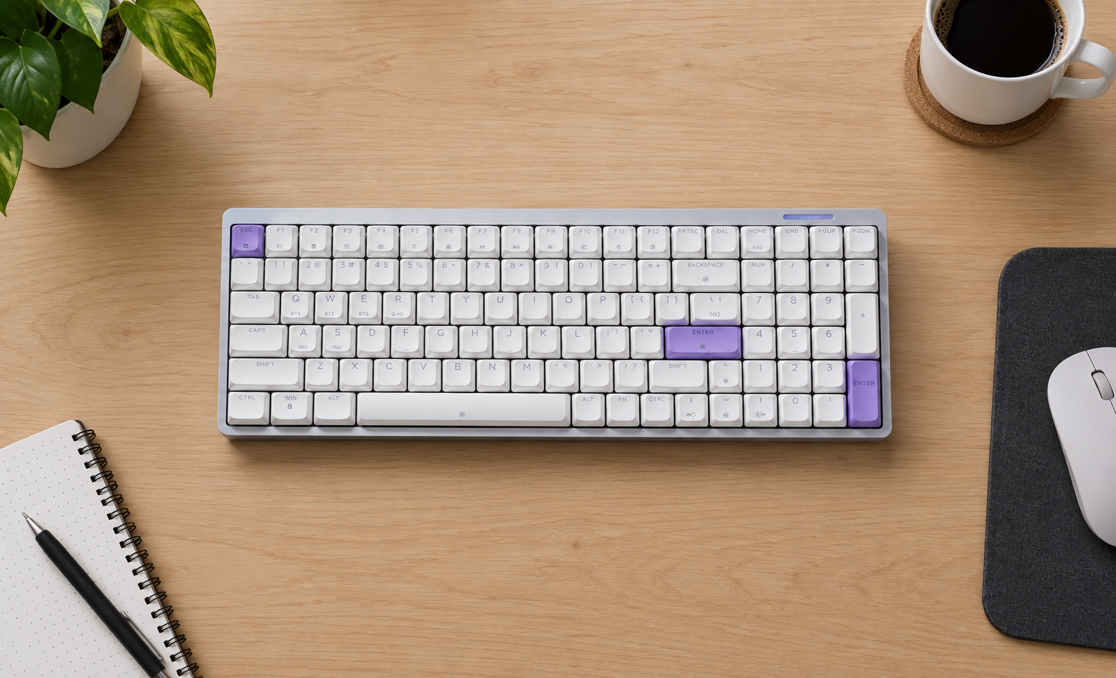 Teclado mecánico EPOMAKER LUMA100 de perfil bajo sobre escritorio con chasis de aluminio e iluminación RGB