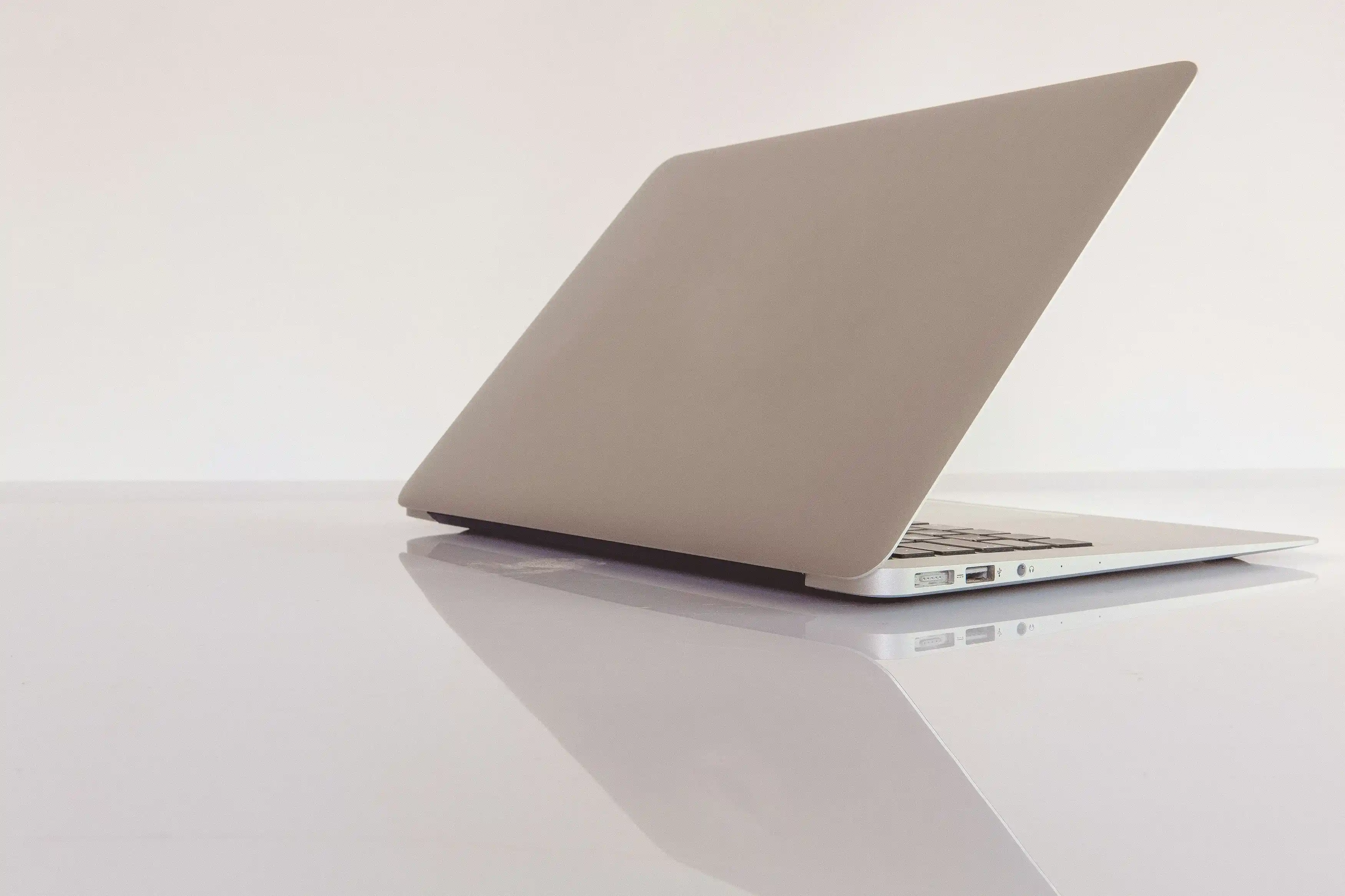 Microsoft Surface Laptop 7 abierto sobre escritorio