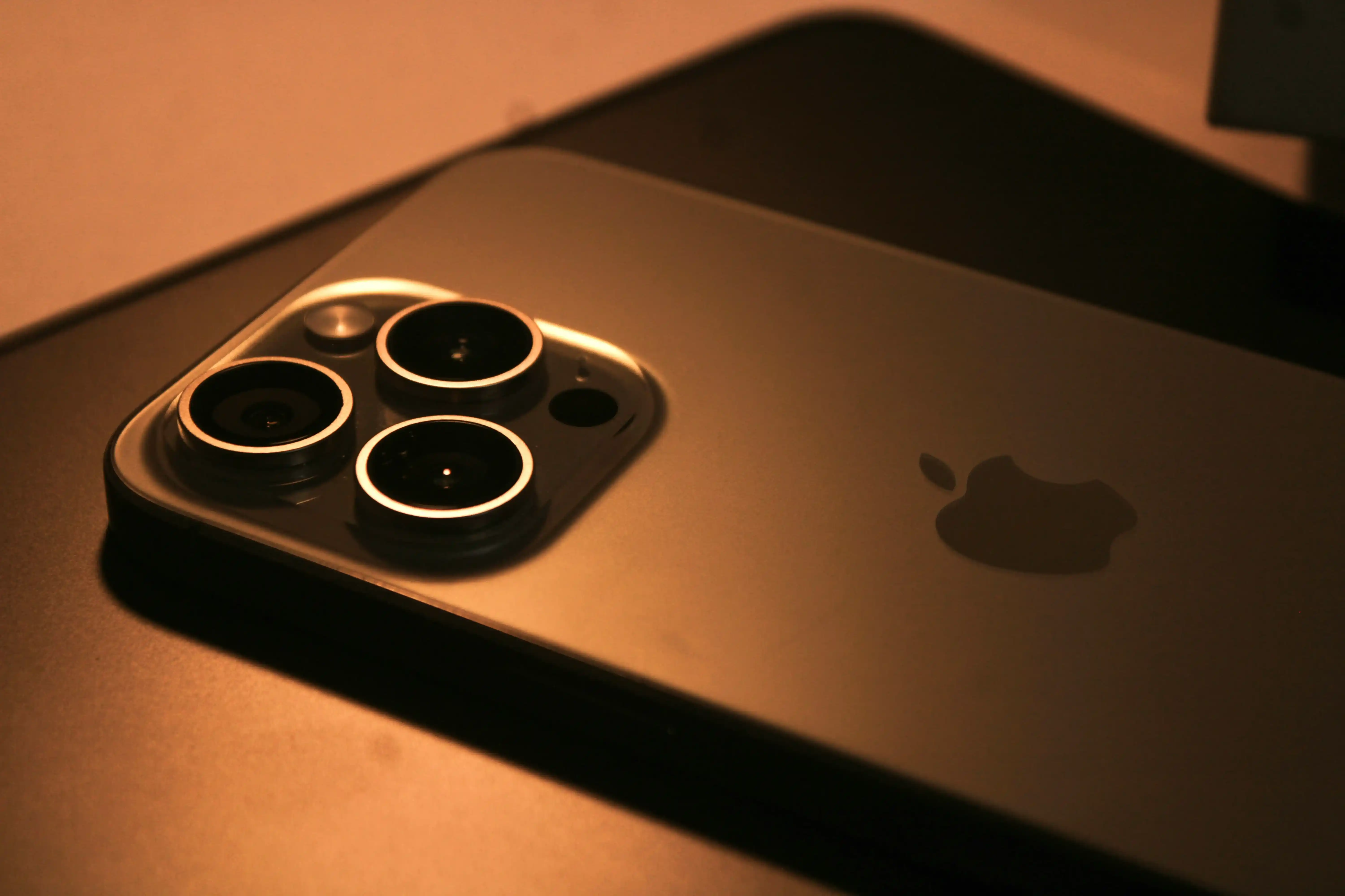 iPhone 17 en vista frontal con pantalla encendida