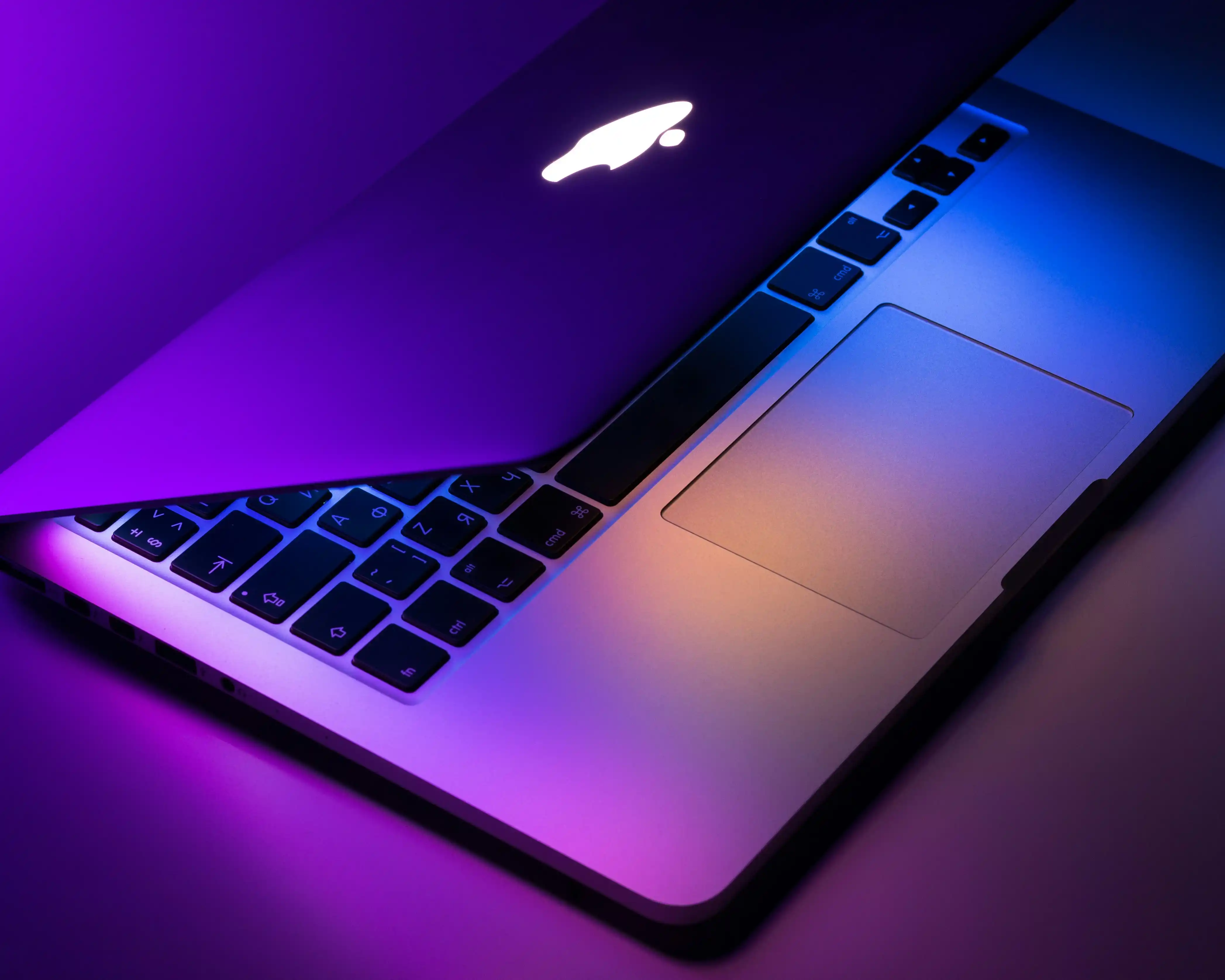 MacBook Air M4 sobre fondo claro