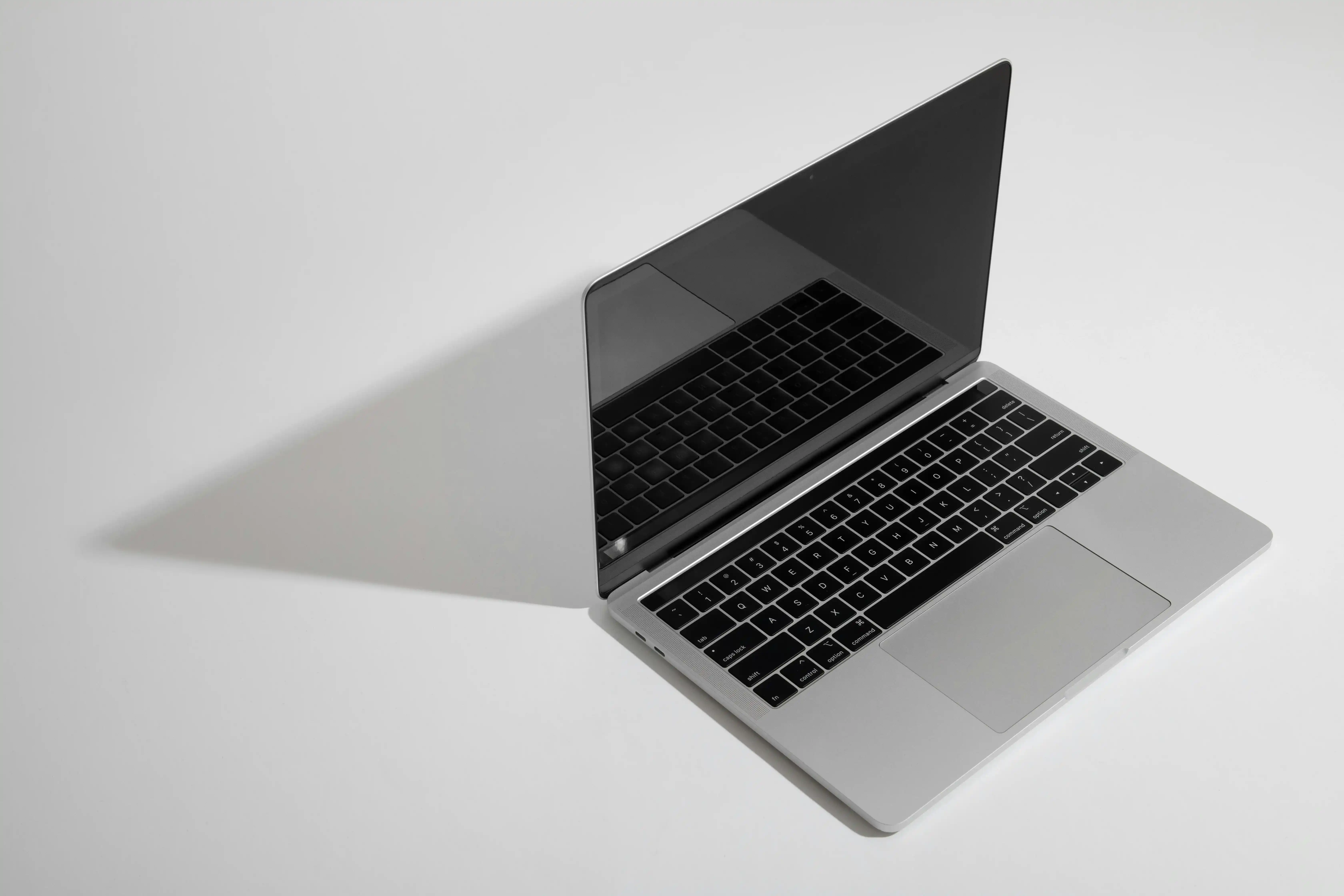 MacBook Pro M5 mostrando teclado retroiluminado