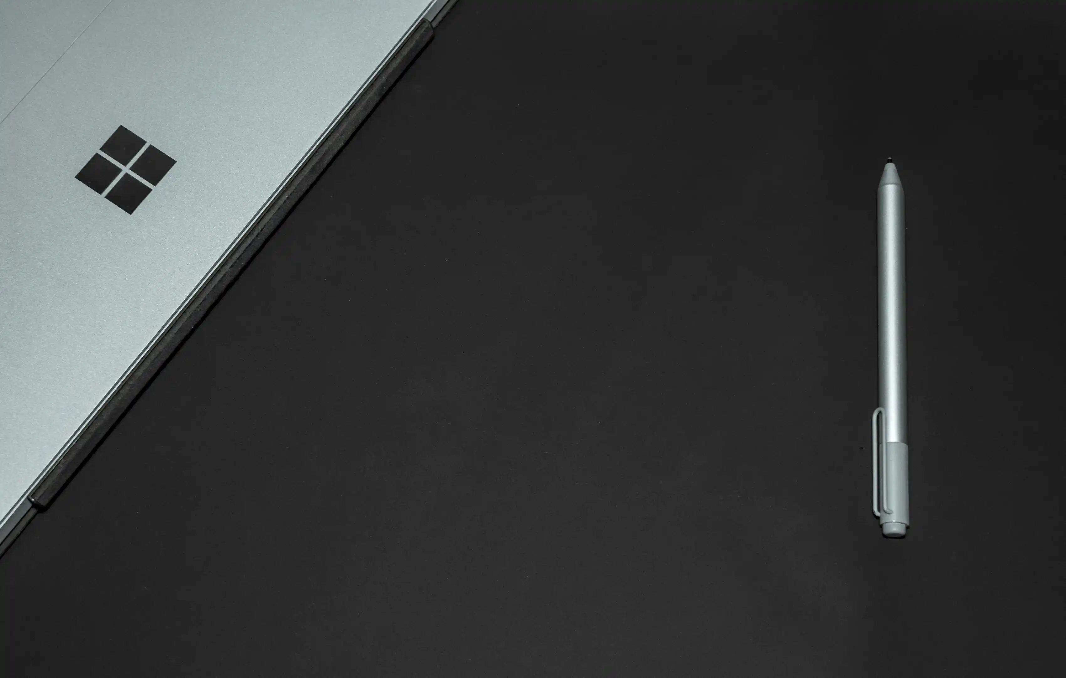 Microsoft Surface Pro 11 con teclado desplegado
