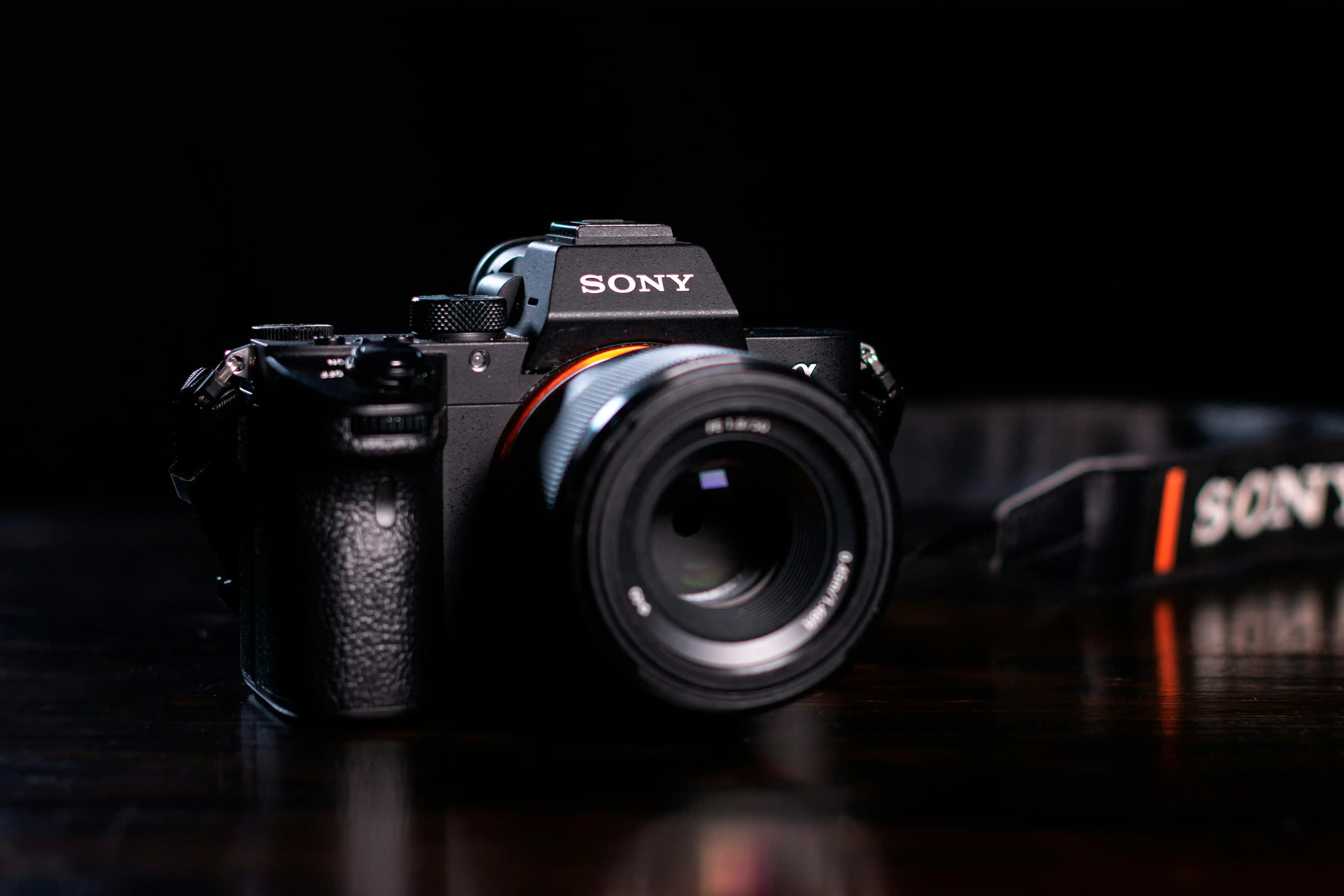Cámara Sony Alpha con objetivo montado