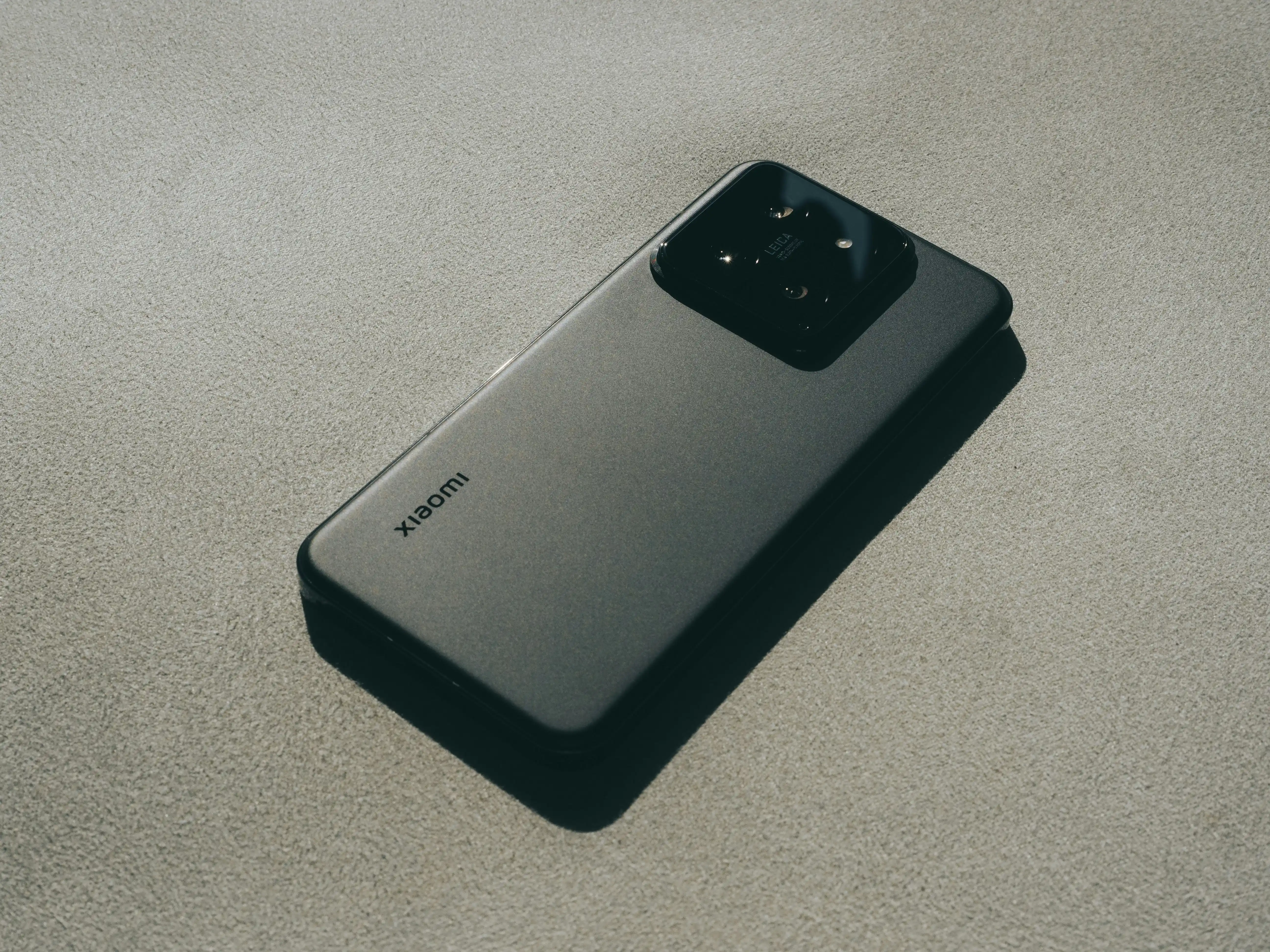 Xiaomi 17 Ultra en color metálico
