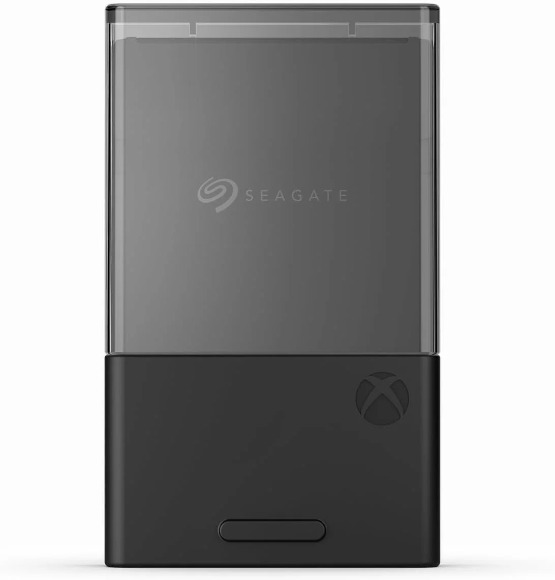 Tarjeta de memoria Seagate pequeña insertándose en la ranura de expansión de una Xbox Series
